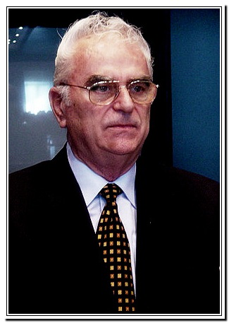 Savo Knežević-jedan od najuspešnijih menadžera na Balkanu,poklonio klavir “pijanino”Muzičkoj školi “Josif Marinković” u Zrenjaninu.Radosna direktorica Jelena Grbić i učenici škole